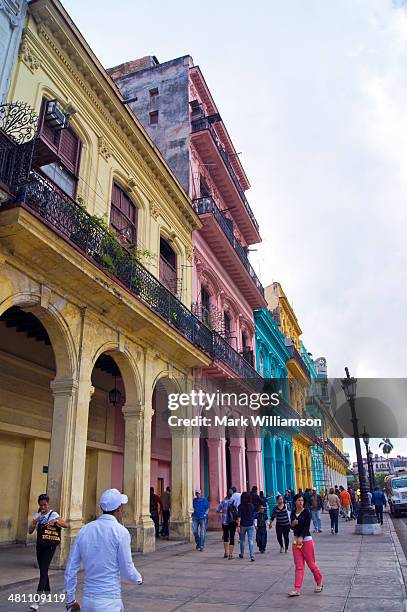 colourful buildings in havana. - habana vieja fotografías e imágenes de stock