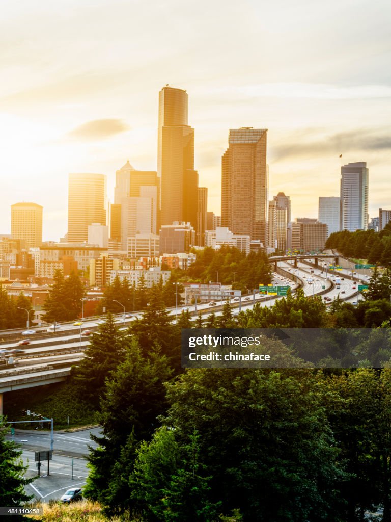 Seattle erreichen. Das Seattle Washington skyline bei Sonnenuntergang