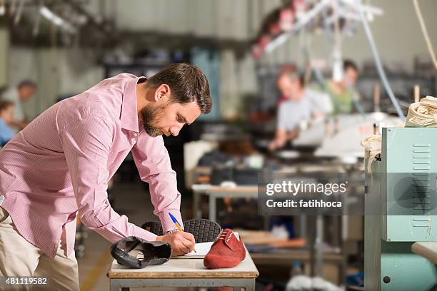 giovane uomo d'affari in fabbrica - calzature foto e immagini stock