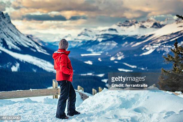 女性ハイカー楽しみながらバンフ国立公園の冬 - calgary ストックフォトと画像