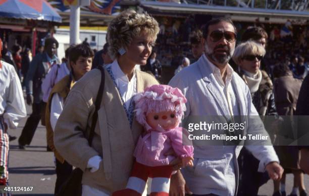 The actor and director Jean Yanne with his wife Mimi Coutelier to the Foire du Trone, Paris, France 1988.