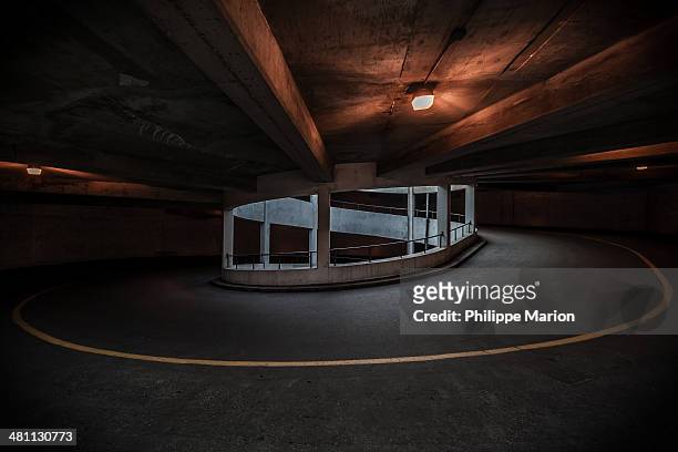 spiral thruway in a concrete parking garage - parking garage stock-fotos und bilder