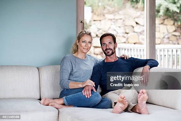 es bueno para ser su hogar lejos del hogar - pareja de mediana edad fotografías e imágenes de stock