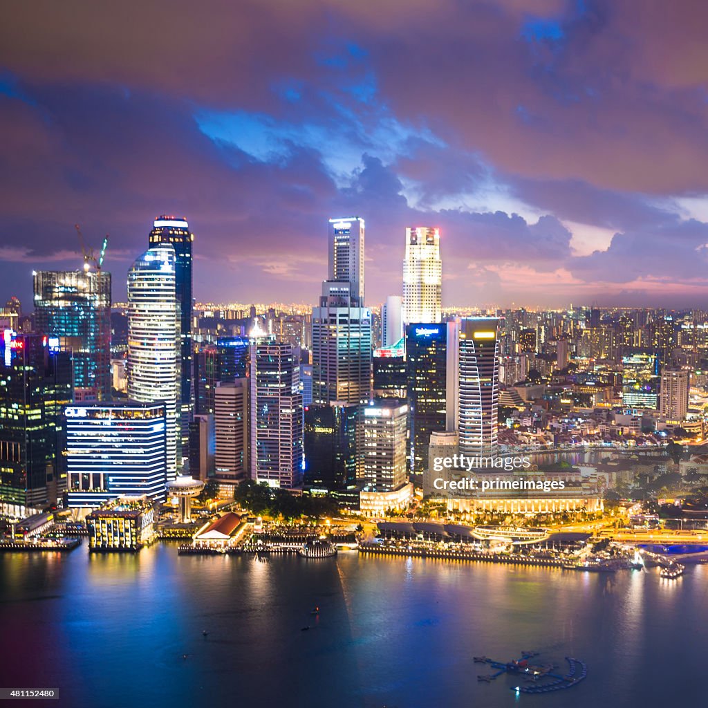 Panoramablick auf Singapur bei Dämmerung