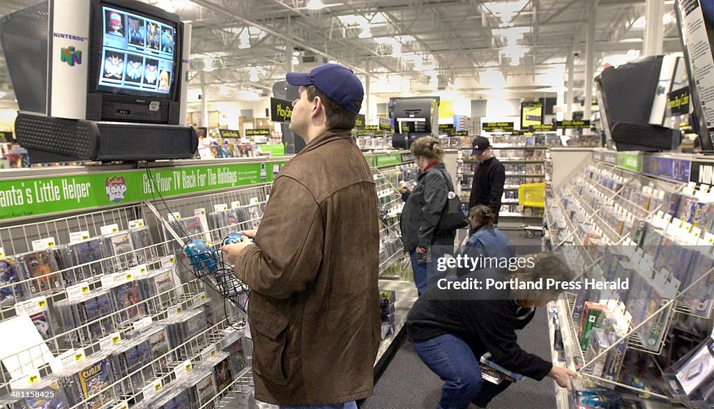 Ninteendo's Game Cube demo demands total concentration from Bill Dunn of Concord, NH, in Best Buy's ...