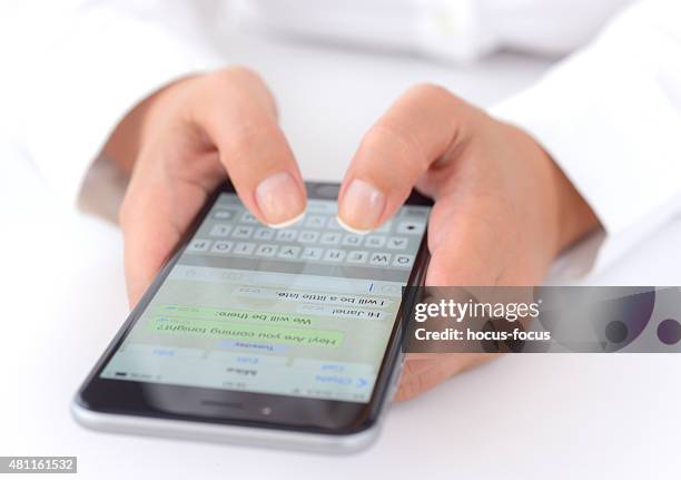 whatsapp - iphone screen - fotografias e filmes do acervo