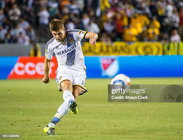 Steven Gerrard of Los Angeles Galaxy takes a free kick outside the box during Los Angeles Galaxy's MLS match against San Jose Earthquakes at the...