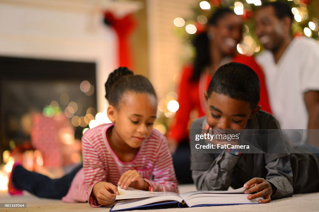 Irmão e irmã na véspera de Natal