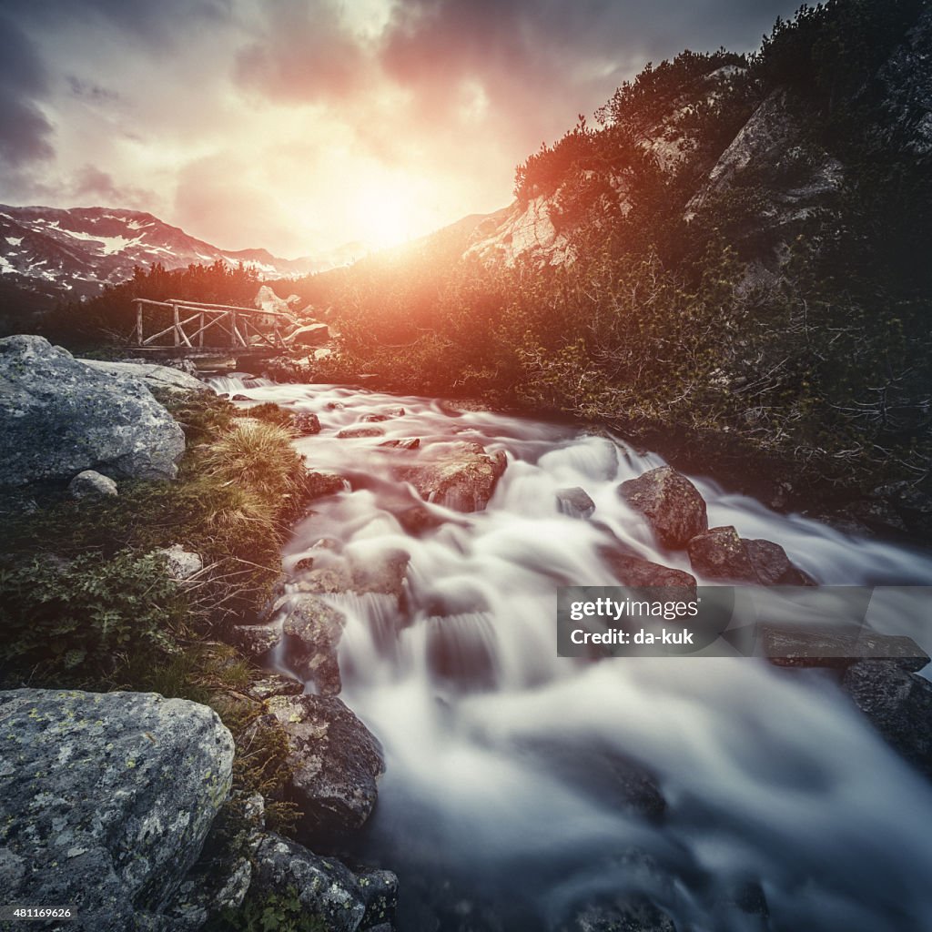 River in die Berge bei Sonnenuntergang