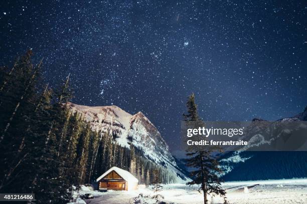 milchstraße auf lake louise im banff national park im winter - alberta stock-fotos und bilder