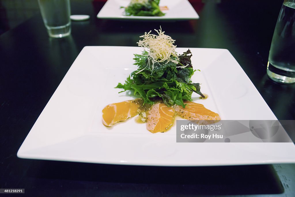 Salmon aashimi with salad