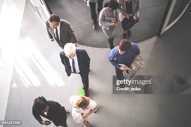 grupo de empresarios a - entrando fotografías e imágenes de stock