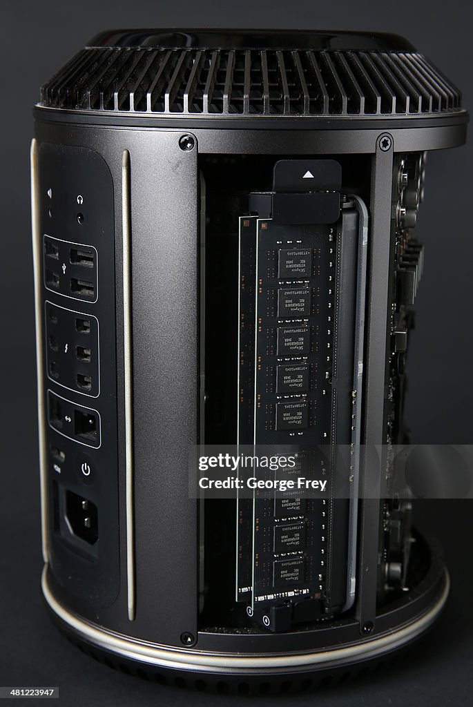 A studio shot of the inside of Apple's new Mac Pro cylinder shaped ...