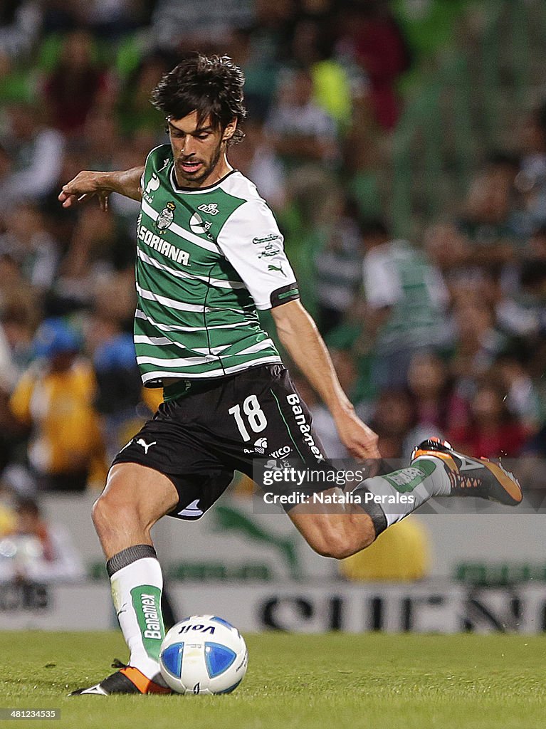 Jonathan Lacerda of Santos prepares a shot during a match between