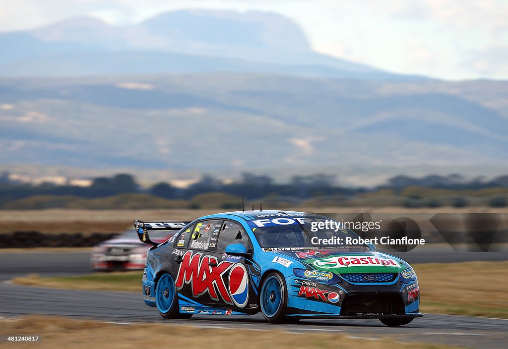 Tasmania 400 - V8 Supercars: Qualifying And Race