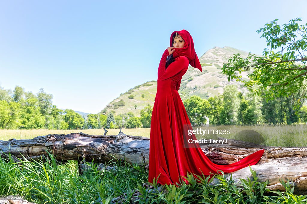 Frau gekleidet als Rotkäppchen