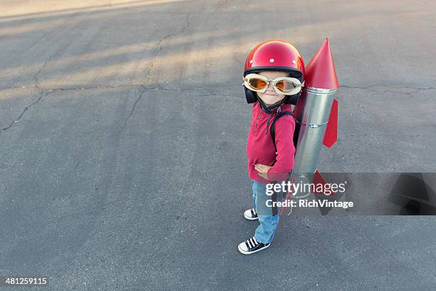 junge gekleidet in einen roten rocket anzug auf asphalt - inspirieren stock-fotos und bilder