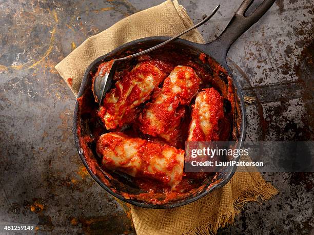 cabbage-rolls - kohlroulade stock-fotos und bilder