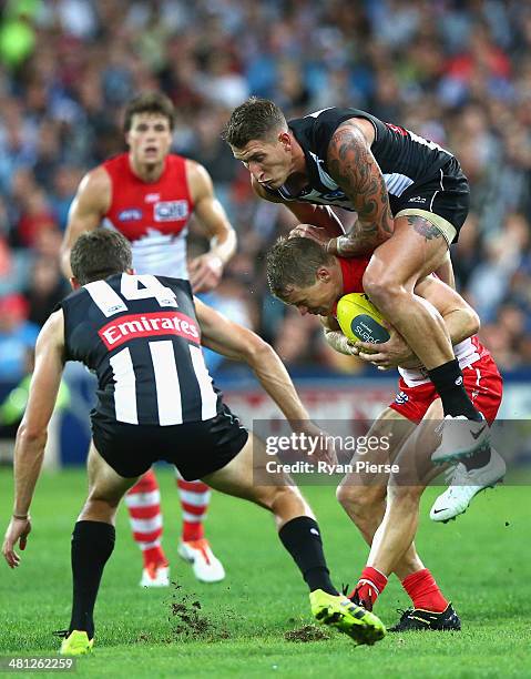 Jesse White of the Magpies clashes with Ryan O'Keefe of the Swans during the round two AFL match between the Sydney Swans and the Collingwood Magpies...