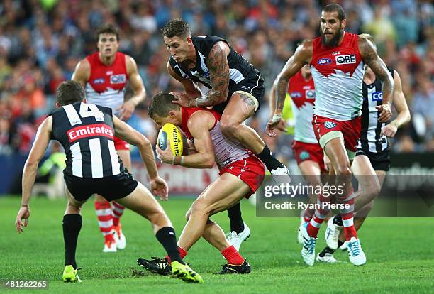 Jesse White of the Magpies clashes with Ryan O'Keefe of the Swans during the round two AFL match between the Sydney Swans and the Collingwood Magpies...