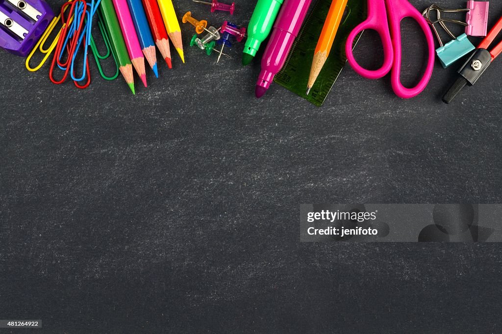 Tableau avec fournitures scolaires haut frontière