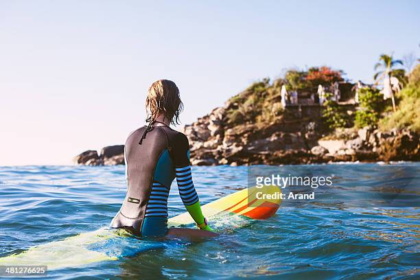 surfer girl - surfer wetsuit stockfoto's en -beelden