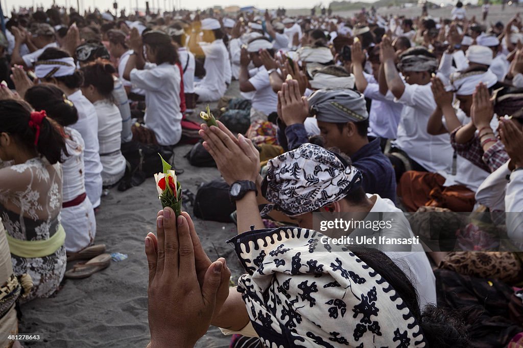 Thousands Of Hindus Gather For The Melasti Ceremony