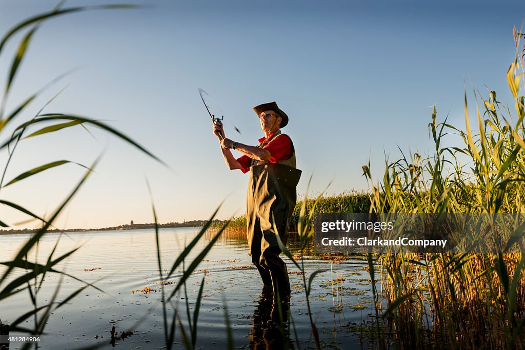 Fischer mit Schwimmer Casting seinem Line-Out