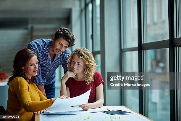 group of architects discussing projects - partenariat photos et images de collection