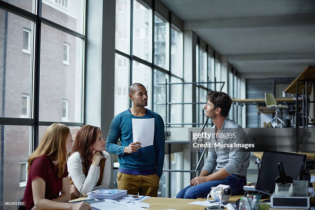 Discussion Informelle Casual Discussion Between Coworkers High-Res Stock Photo - Getty Images