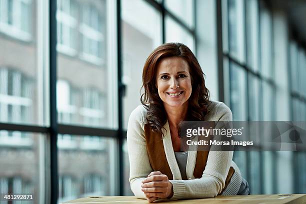 portrait of female architect - mature brunette woman stockfoto's en -beelden