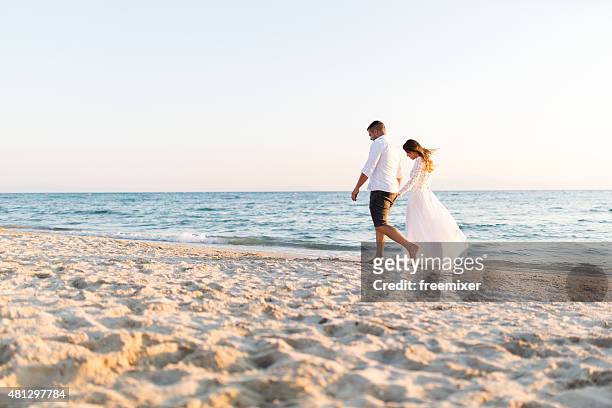 flitterwochen nur ehepaar - honeymoon stock-fotos und bilder