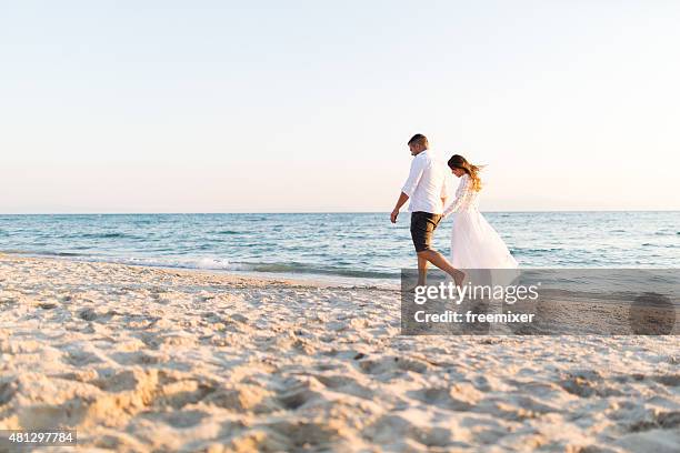 luna de miel pareja de recién casados - beach wedding fotografías e imágenes de stock