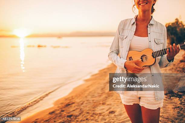 amante della musica - ukulele foto e immagini stock