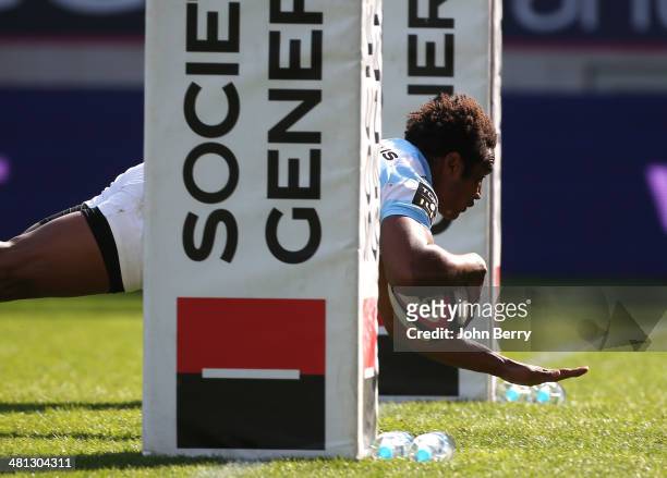 Benjamin Fall of Racing Metro scores a try during the Top 14 rugby match between Stade Francais Paris and Racing Metro 92 at Stade Jean Bouin on...