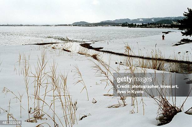 lake biwa of the snow-covered landscape - kyoto covered with first snow of the season imagens e fotografias de stock