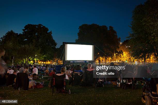 zuschauer im open-air-kino sommer nacht - projektionswand stock-fotos und bilder