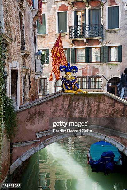 jester on bridge, venice - venice italy carnival stock pictures, royalty-free photos & images