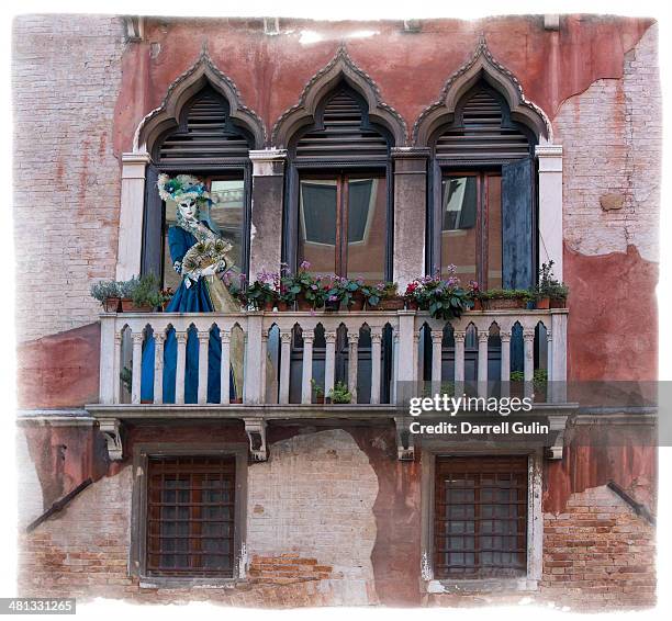 balcony and costume of carnvial, venice - venetiaans-masker stockfoto's en -beelden