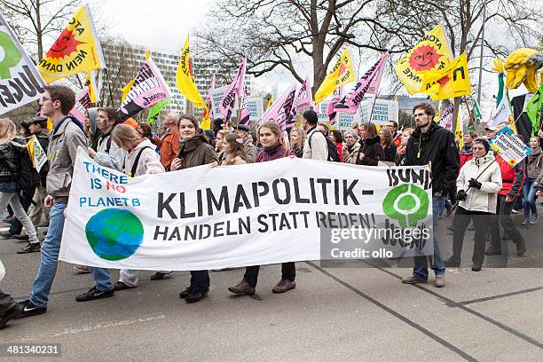 energiewende retten.  demonstration in wiesbaden, deutschland - anti atomkraft demonstration stock-fotos und bilder