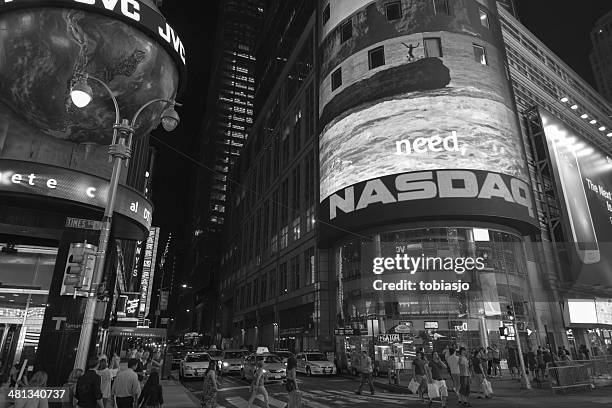 times square manhattan at night - nasdaq building stock pictures, royalty-free photos & images