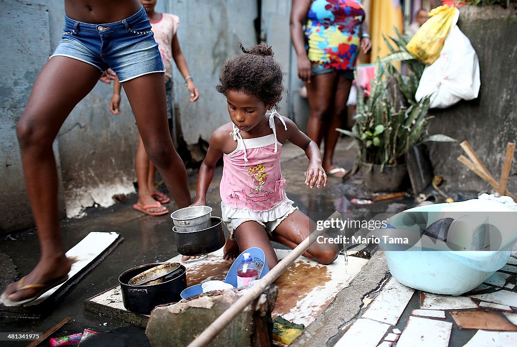 Rio's Complexo da Mare Favelas Remain Unpacified