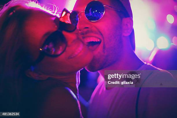 casal tendo diversão em um concerto. - bash 2015 concert imagens e fotografias de stock