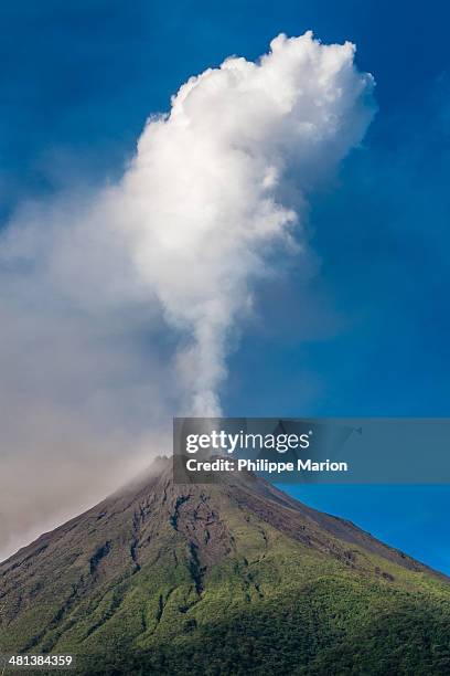 arenal volcano eruption, costa rica - arenal volcano stockfoto's en -beelden