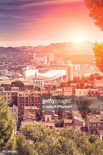 panoramablick von marseille und stadion bei sonnenuntergang (frankreich - notre dame stadion stock-fotos und bilder