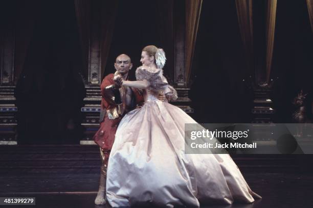 Yul Brenner performing on stage with the Broadway cast of 'The King and I' in 1977.