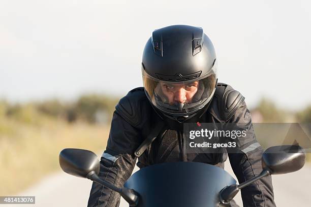 motorcyclist und racerback - crash helmet stock-fotos und bilder