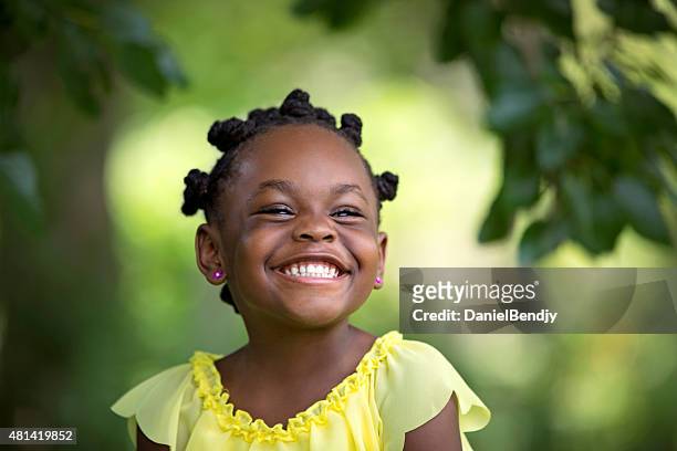 sommer lächeln - afro hairstyle stock-fotos und bilder