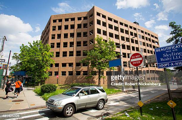 Car traffic exits the Brooklyn Queens Expressway onto Atlantic Avenue along the Long Island College Hospital campus June 19, 2015 in the Brooklyn...