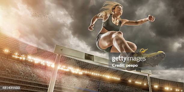 hurdler in extreme close up - hordelopen atletiekonderdeel stockfoto's en -beelden